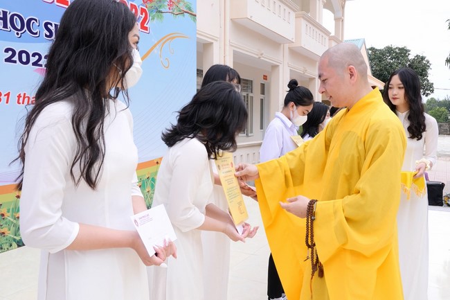 Co Am Pagoda Awarding the Scholarship Strengthening  the footsteps of talents to Cua Lo 2 High School