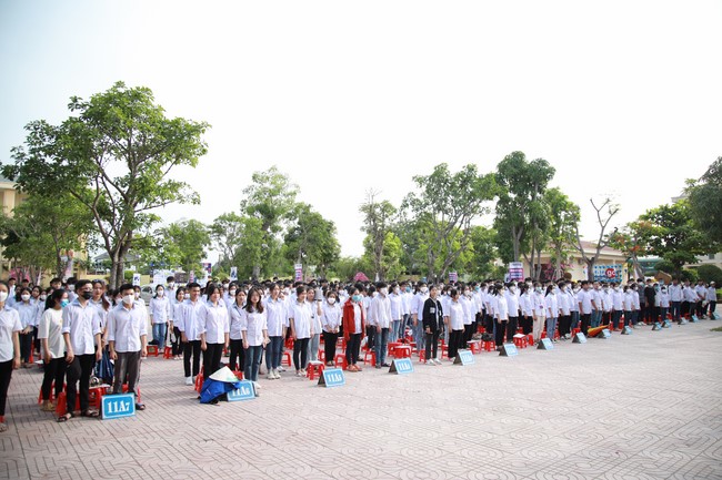 Co Am Pagoda Awarding the Scholarship Strengthening  the footsteps of talents to Dien Chau 3 High School