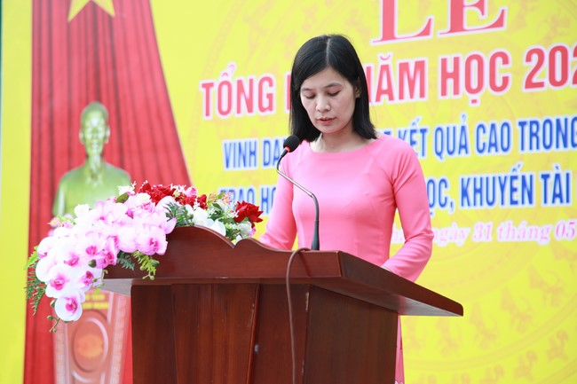 Co Am Pagoda Awarding the Scholarship Strengthening  the footsteps of talents to Dien Chau 3 High School