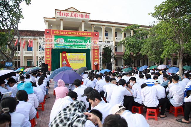 Co Am Pagoda Awarding the Scholarship Strengthening  the footsteps of talents to Dien Chau 3 High School