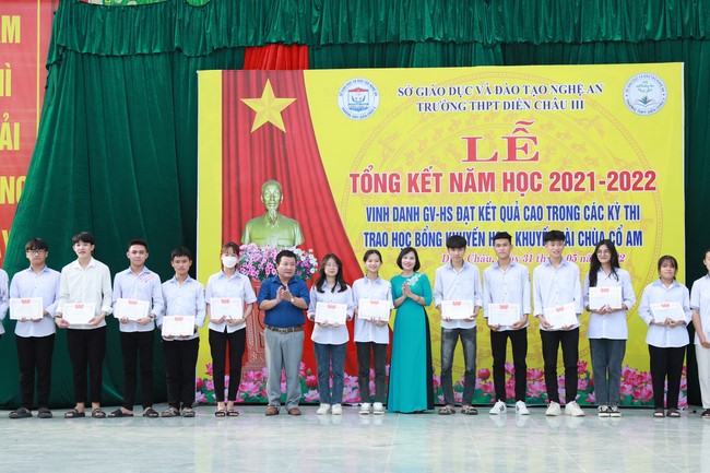 Co Am Pagoda Awarding the Scholarship Strengthening  the footsteps of talents to Dien Chau 3 High School