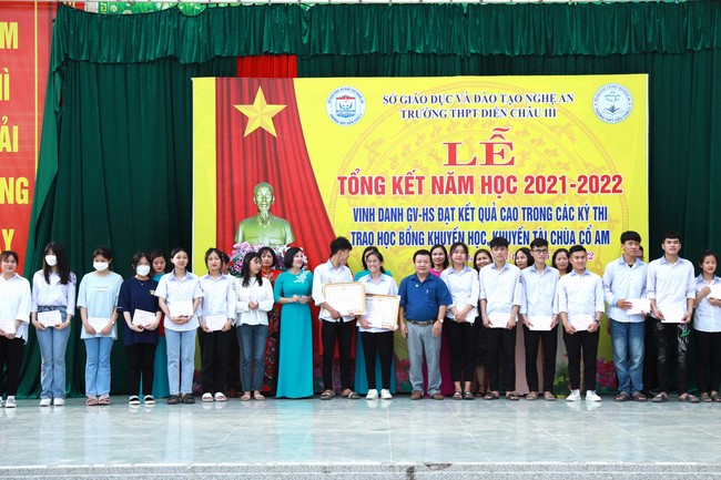 Co Am Pagoda Awarding the Scholarship Strengthening  the footsteps of talents to Dien Chau 3 High School