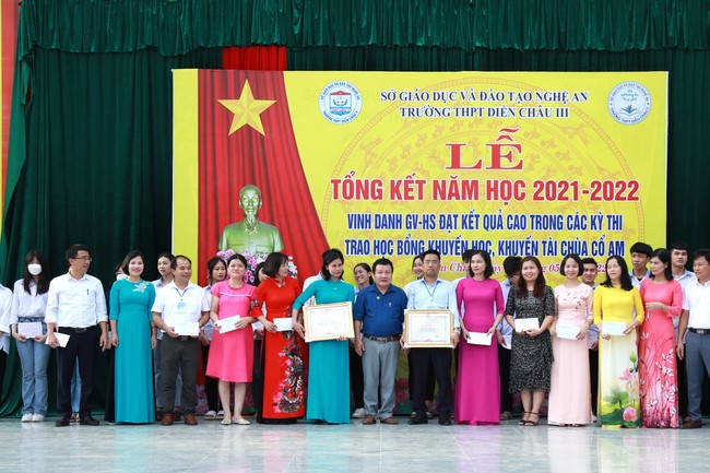 Co Am Pagoda Awarding the Scholarship Strengthening  the footsteps of talents to Dien Chau 3 High School