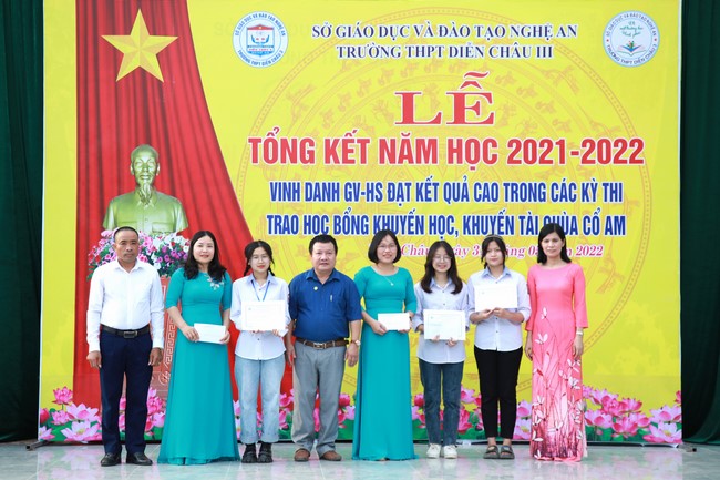 Co Am Pagoda Awarding the Scholarship Strengthening  the footsteps of talents to Dien Chau 3 High School