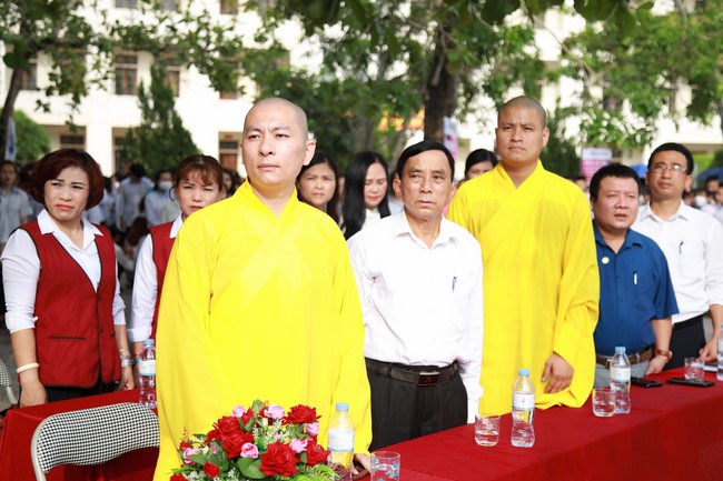 Co Am Pagoda Awarding the Scholarship Strengthening  the footsteps of talents to Dien Chau 3 High School