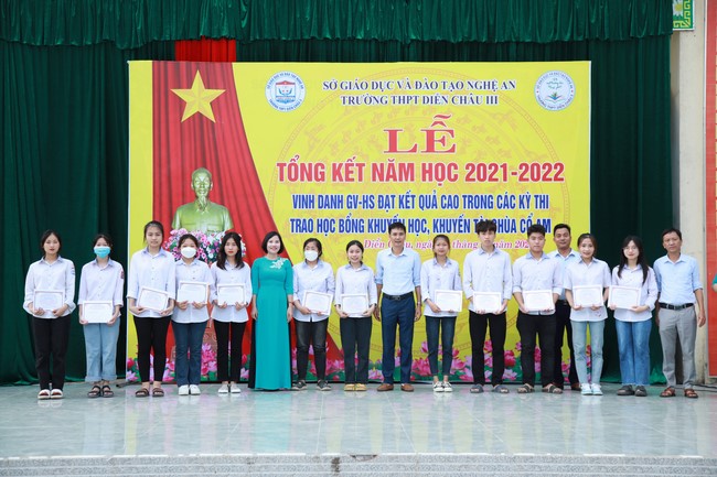 Co Am Pagoda Awarding the Scholarship Strengthening  the footsteps of talents to Dien Chau 3 High School