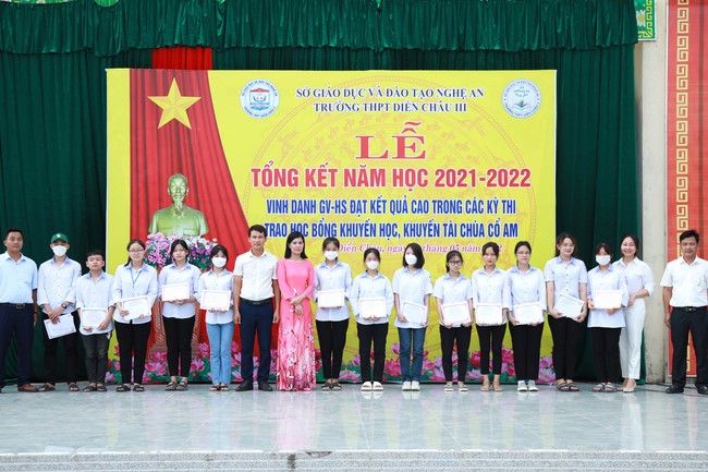 Co Am Pagoda Awarding the Scholarship Strengthening  the footsteps of talents to Dien Chau 3 High School