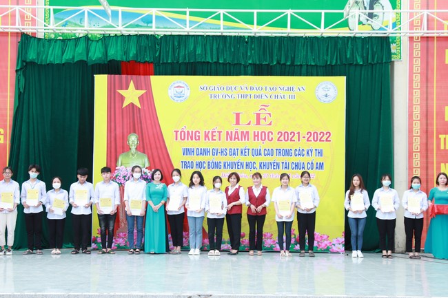 Co Am Pagoda Awarding the Scholarship Strengthening  the footsteps of talents to Dien Chau 3 High School