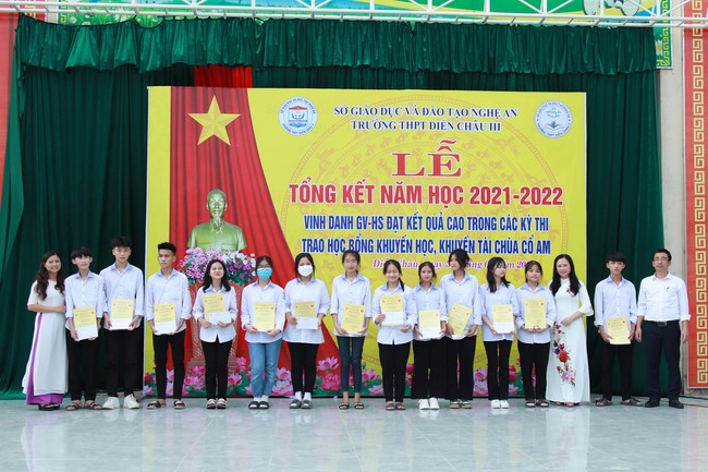 Co Am Pagoda Awarding the Scholarship Strengthening  the footsteps of talents to Dien Chau 3 High School