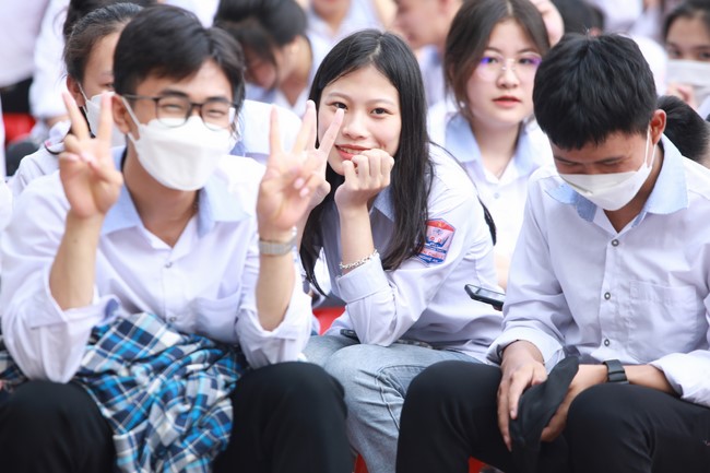 Co Am Pagoda Awarding the Scholarship Strengthening  the footsteps of talents to Dien Chau 3 High School