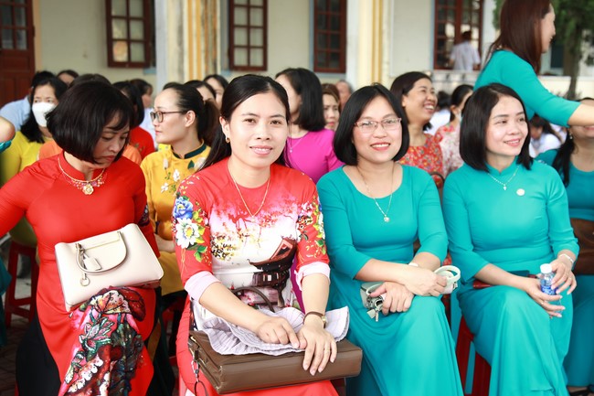 Co Am Pagoda Awarding the Scholarship Strengthening  the footsteps of talents to Dien Chau 3 High School