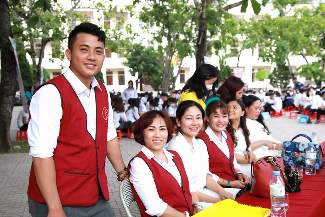 Co Am Pagoda Awarding the Scholarship Strengthening  the footsteps of talents to Dien Chau 3 High School