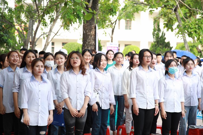 Co Am Pagoda Awarding the Scholarship Strengthening  the footsteps of talents to Dien Chau 3 High School