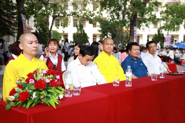 Co Am Pagoda Awarding the Scholarship Strengthening  the footsteps of talents to Dien Chau 3 High School