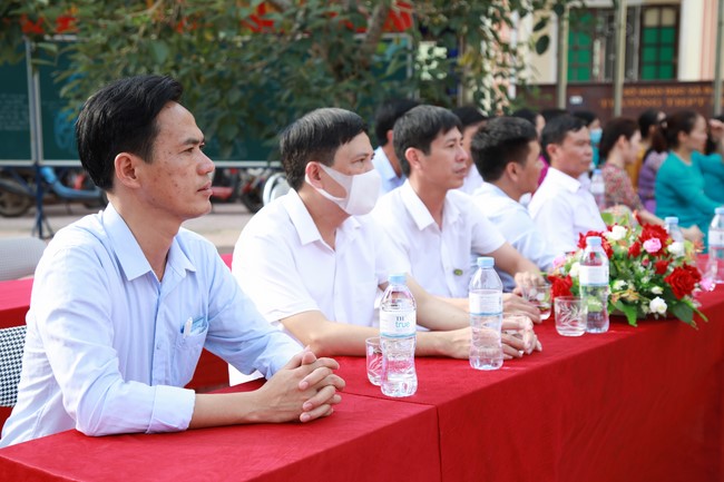 Co Am Pagoda Awarding the Scholarship Strengthening  the footsteps of talents to Dien Chau 3 High School