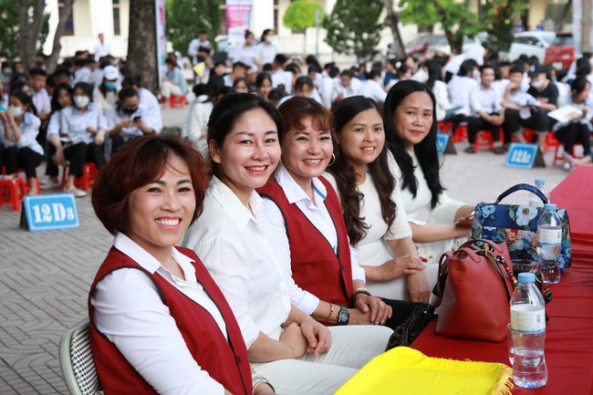 Co Am Pagoda Awarding the Scholarship Strengthening  the footsteps of talents to Dien Chau 3 High School