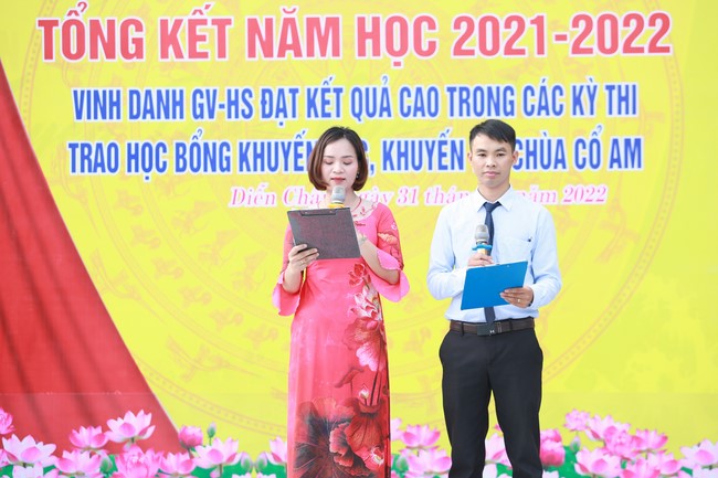 Co Am Pagoda Awarding the Scholarship Strengthening  the footsteps of talents to Dien Chau 3 High School