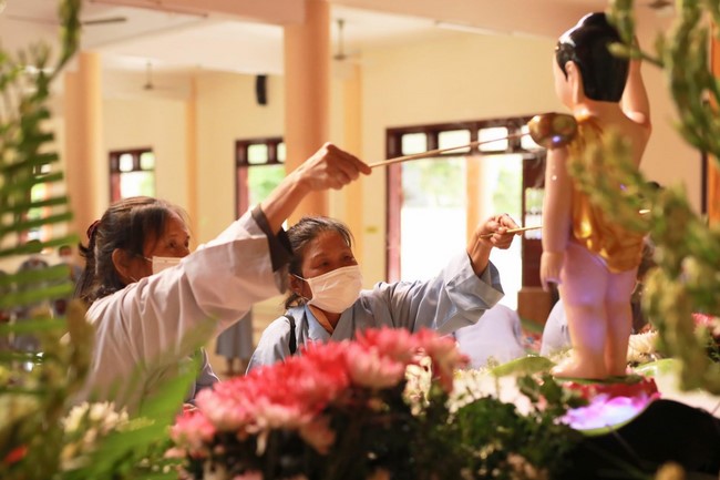 Welcoming the pilgrimage delegation of Hoang Phap Pagoda at Co Am Pagoda