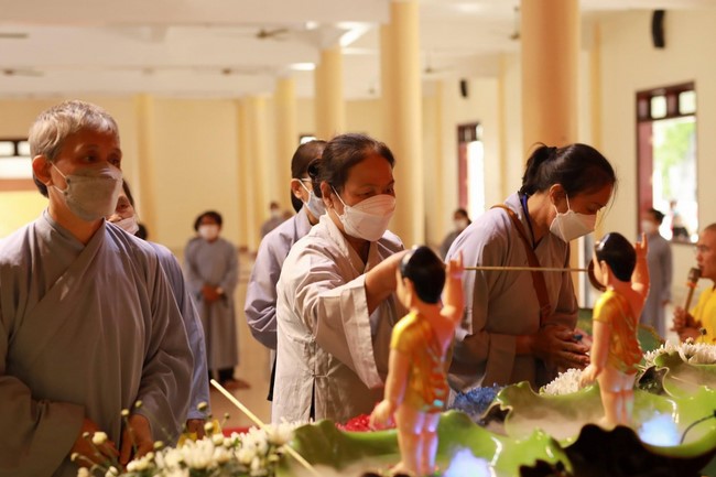 Welcoming the pilgrimage delegation of Hoang Phap Pagoda at Co Am Pagoda