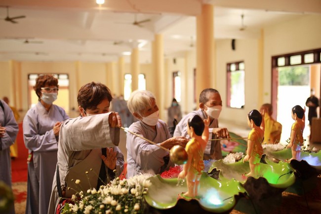 Welcoming the pilgrimage delegation of Hoang Phap Pagoda at Co Am Pagoda