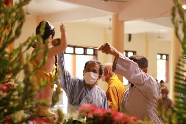 Welcoming the pilgrimage delegation of Hoang Phap Pagoda at Co Am Pagoda