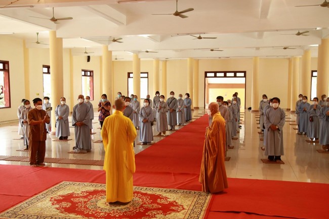 Welcoming the pilgrimage delegation of Hoang Phap Pagoda at Co Am Pagoda