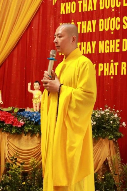 Welcoming the pilgrimage delegation of Hoang Phap Pagoda at Co Am Pagoda