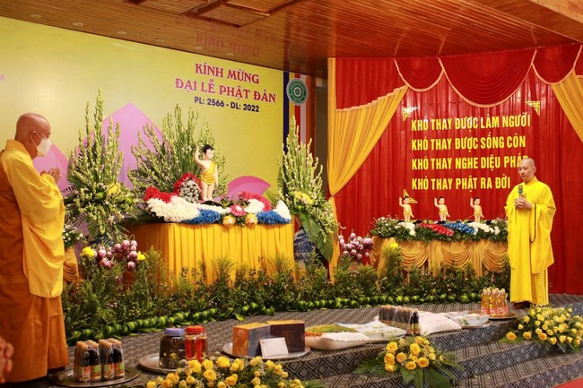 Welcoming the pilgrimage delegation of Hoang Phap Pagoda at Co Am Pagoda