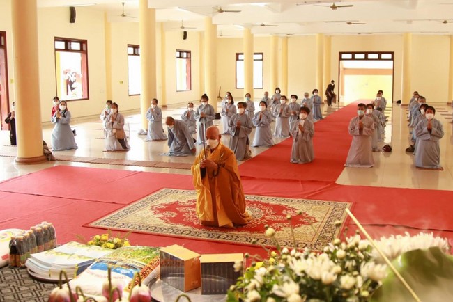 Welcoming the pilgrimage delegation of Hoang Phap Pagoda at Co Am Pagoda