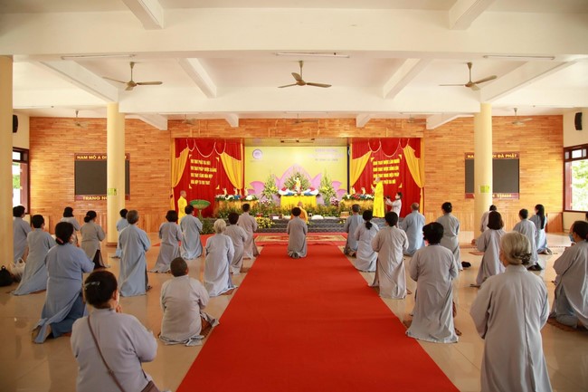 Welcoming the pilgrimage delegation of Hoang Phap Pagoda at Co Am Pagoda
