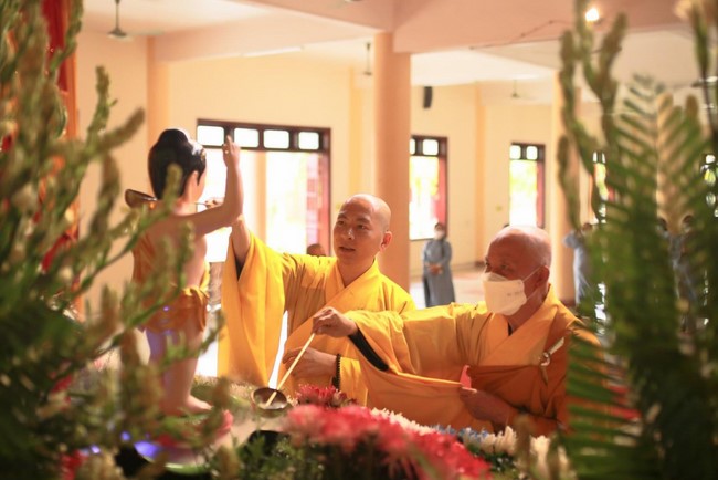 Welcoming the pilgrimage delegation of Hoang Phap Pagoda at Co Am Pagoda