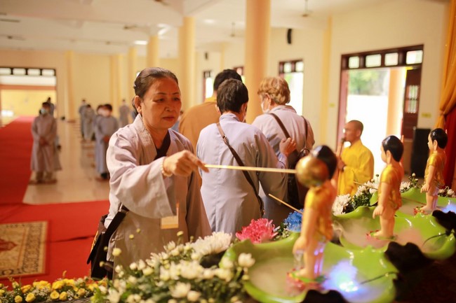 Welcoming the pilgrimage delegation of Hoang Phap Pagoda at Co Am Pagoda