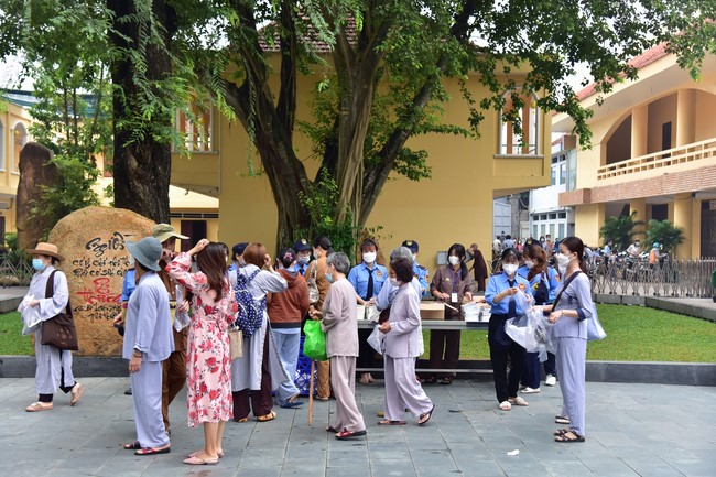 Visit Truc Lam Chanh Giac Monastery, Tien Giang of Hoang Phap pagoda security Team