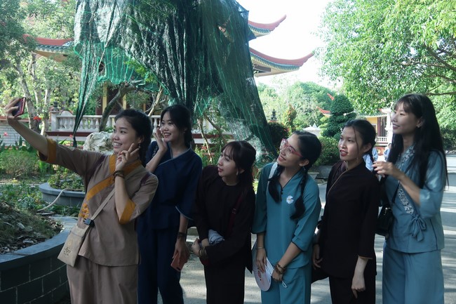 Visit Truc Lam Chanh Giac Monastery, Tien Giang of Hoang Phap pagoda security Team