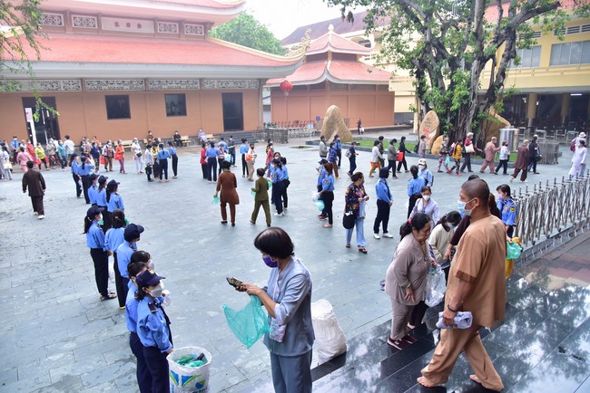 Visit Truc Lam Chanh Giac Monastery, Tien Giang of Hoang Phap pagoda security Team