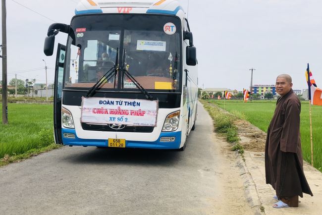 Welcoming the pilgrimage delegation of Hoang Phap Pagoda at Dong Cao Pagoda