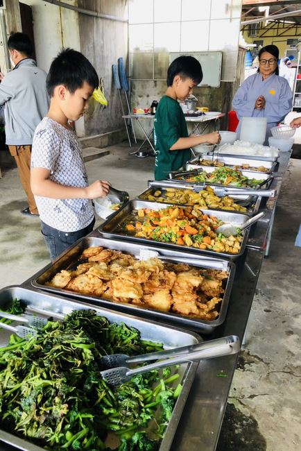 Welcoming the pilgrimage delegation of Hoang Phap Pagoda at Dong Cao Pagoda