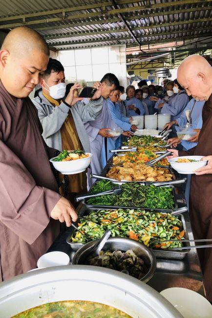 Welcoming the pilgrimage delegation of Hoang Phap Pagoda at Dong Cao Pagoda