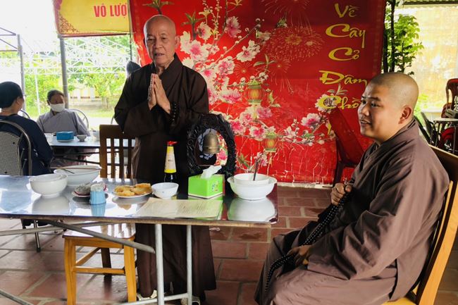 Welcoming the pilgrimage delegation of Hoang Phap Pagoda at Dong Cao Pagoda