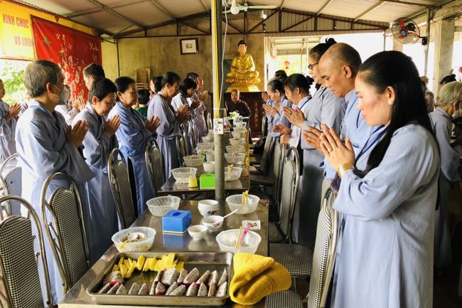 Welcoming the pilgrimage delegation of Hoang Phap Pagoda at Dong Cao Pagoda