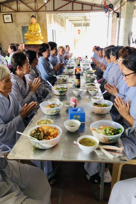 Welcoming the pilgrimage delegation of Hoang Phap Pagoda at Dong Cao Pagoda