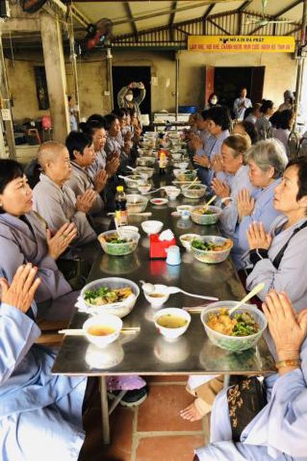 Welcoming the pilgrimage delegation of Hoang Phap Pagoda at Dong Cao Pagoda