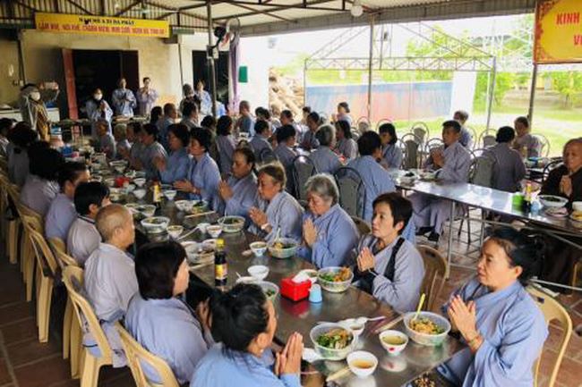 Welcoming the pilgrimage delegation of Hoang Phap Pagoda at Dong Cao Pagoda