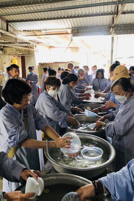 Welcoming the pilgrimage delegation of Hoang Phap Pagoda at Dong Cao Pagoda