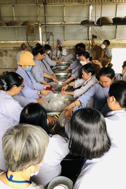 Welcoming the pilgrimage delegation of Hoang Phap Pagoda at Dong Cao Pagoda