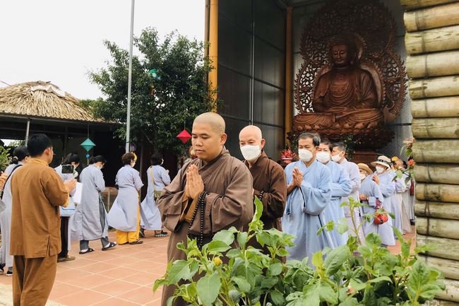 Welcoming the pilgrimage delegation of Hoang Phap Pagoda at Dong Cao Pagoda