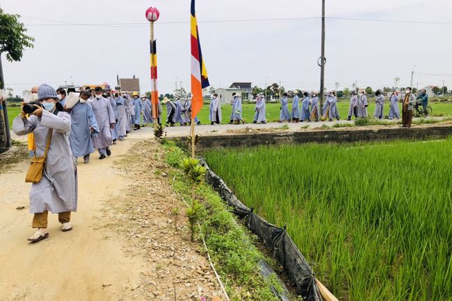 Welcoming the pilgrimage delegation of Hoang Phap Pagoda at Dong Cao Pagoda