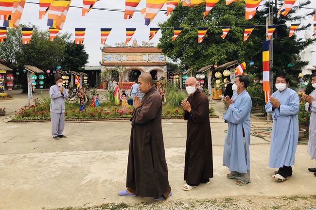 Welcoming the pilgrimage delegation of Hoang Phap Pagoda at Dong Cao Pagoda