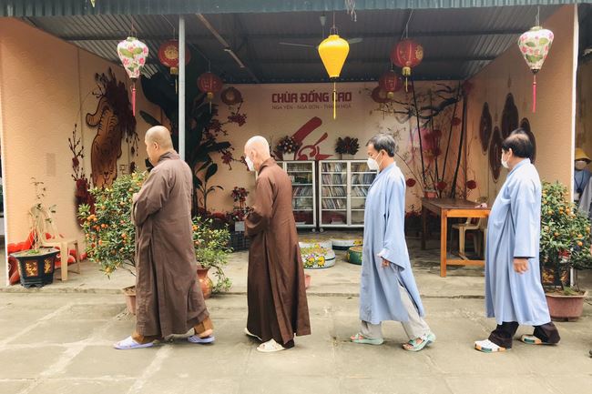 Welcoming the pilgrimage delegation of Hoang Phap Pagoda at Dong Cao Pagoda
