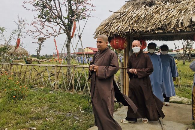 Welcoming the pilgrimage delegation of Hoang Phap Pagoda at Dong Cao Pagoda